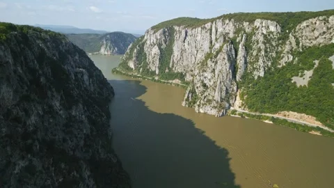 Aerial forward flight through the Iron Gates gorge on the Danube River. 库存影片 334448243