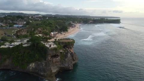Aerial forward move from viewpoint over Balangan Beach, Bali Stockbeeldmateriaal 329004243
