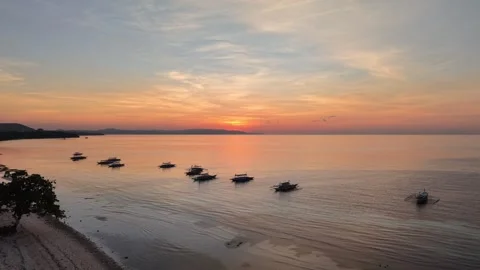 Aerial Forward Push Over Outrigger Boats at Panglao Sunrise 库存影片 336591724