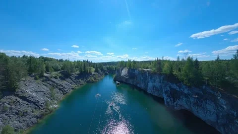Aerial FPV drone view, in forest and stones Vídeo Stock 325773308