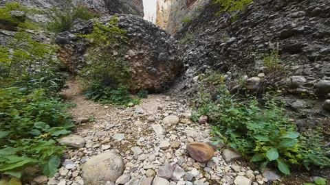 Aerial-FPV-Flying under chock stone boulder to end box canyon Видео 281379050