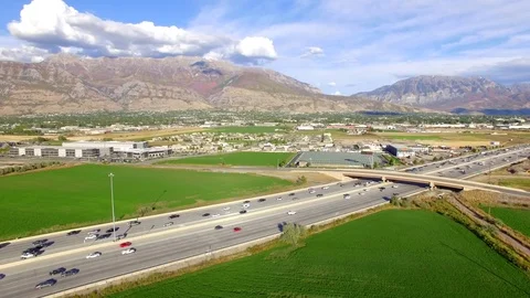 Aerial Freeway Traffic with Mountains Vídeos de archivo 70867266