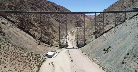 Aerial front view of old train metal bridge, in desertic mountainous valley 스톡 동영상 126605702
