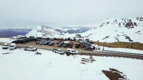 Aerial of full parking lot in Beartooth Mountains, Wyoming USA Vídeo Stock 124222631
