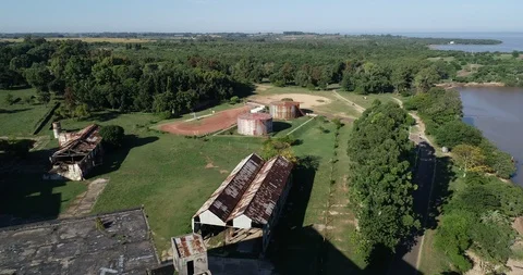 Aerial general view of old rusty abandoned shed and silos at countryside 스톡 동영상 119022948
