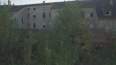 Aerial of a ghosttown, low altitude flight, tracking shot from left to right 動画素材 59779714