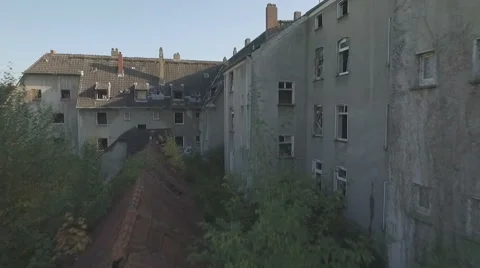 Aerial of a ghosttown, slow ascent forward 動画素材 59779585