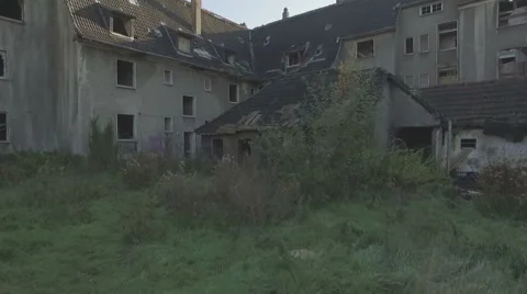 Aerial of a ghosttown, slow ascent forward 動画素材 59781208