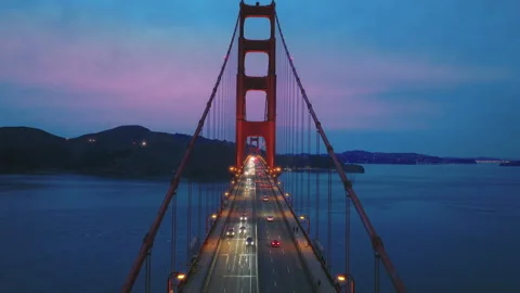 Aerial Golden Gate Bridge at night, Inspirational drone flight through red tower Vidéo 172217061