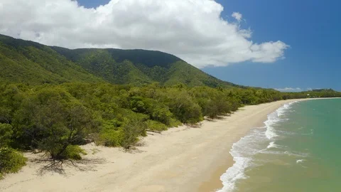 Aerial, gorgeous view on the ocean waves in Clifton Beach in Cairns, Queensla Vídeo Stock 115833181