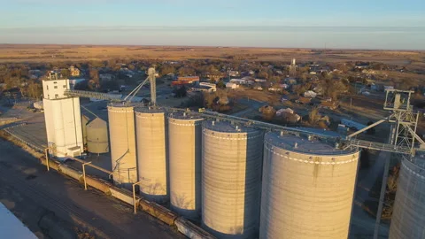 Aerial of grain storage elevator facility in small town USA Vídeo Stock 171724583