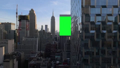 AERIAL: Greenscreen billboard render on a building in middle of Midtown, Vídeos de archivo 282235515