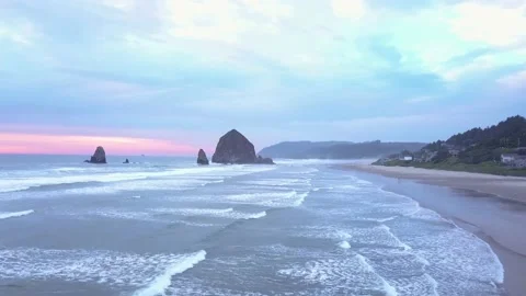 Aerial of Haystack Rock during colorful sunset in Cannon Beach Oregon. Vidéo 139808040
