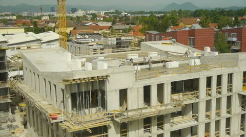 Aerial HD: Passing Builders on Construction Site 库存影片 44992397