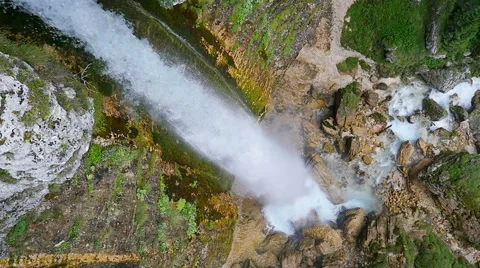 Aerial HD Slo-Mo: Fly Above a Large Waterfall Vidéo 44907829