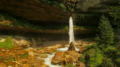 Aerial HD Slo-Mo: Waterfall with Spruce and Pool Vidéo 45003409