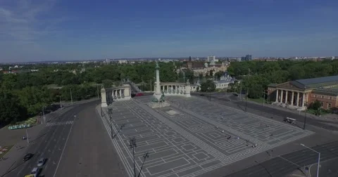 Aerial. Heroes Square - the largest square in Budapest. 4K Video stock 54695115