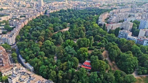 Aerial high angle drone view panning over Parc des buttes chaumont in Paris Vídeo Stock 341075047