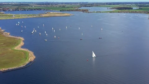 Aerial high angle view of many sailboats racing on a large blue lake 스톡 동영상 334628288