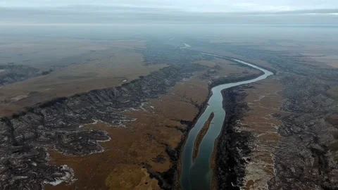 Aerial high angle view of Red Deer River and small island in Horsethief Canyon Video stock 197005616