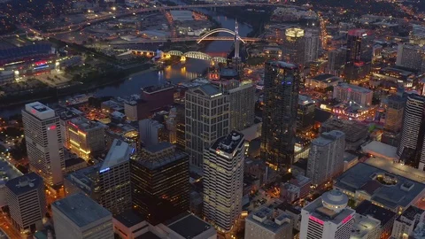 Aerial High Pan from Left to Right of Downtown Nashville Tennessee Looking Ea Vídeo Stock 109032151