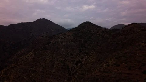 Aerial Horizontal Forward Flight Over Arid Mountain Peaks Under an Overcast.. Vídeos de archivo 339254152