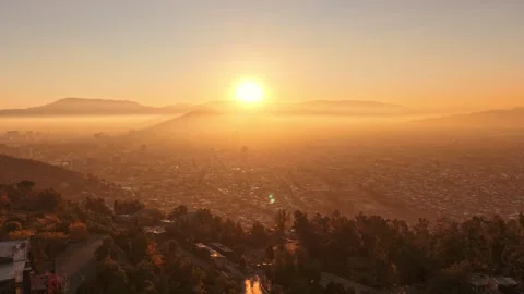 Aerial horizontal hyperlapse tracking shot over Santiago city at sunrise wi.. Vídeos de archivo 339252186