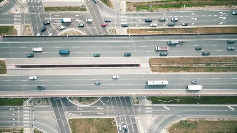 Aerial huge multi-lane circle roundabout intersection in city traffic highw.. 스톡 동영상 283560628