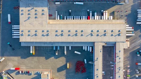 Aerial hyper lapse (hyperlapse - time lapse) of the large logistics park Vidéo 129268765