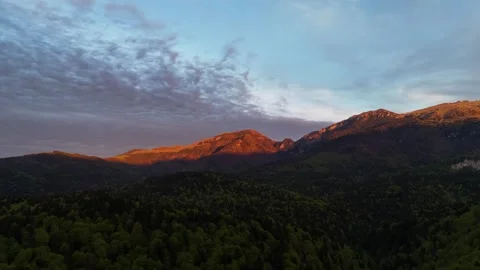 Aerial hyper lapse of sunrise over mountains and hills covered by forest Video stock 274780193