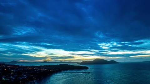 Aerial Hyper lapse view blue cloud moving above the sea at twilight. Vídeos de archivo 245237368