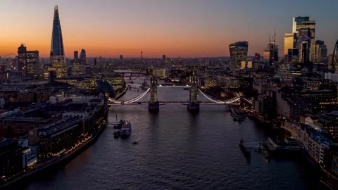 Aerial hyper time lapse view of the iconic Tower Bridge in London Video stock 262055577