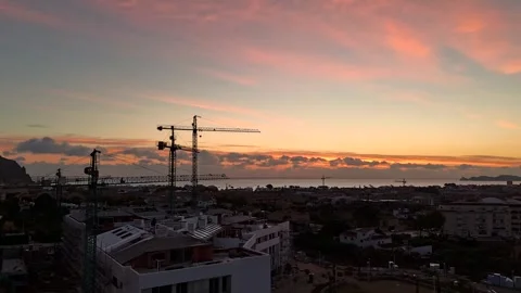 Aerial Hyperlapse 4K - Construction Cranes Sunset Mediterranean, Javea Vidéo 335550246