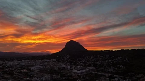 Aerial Hyperlapse 4K - Montgó Epic Red Fire Sunset Silhouette, Javea Vidéo 335567898