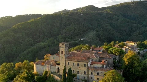 Aerial, a hyperlapse of an ancient small perched hamlet in Tuscany, Italy sho 스톡 동영상 95933258