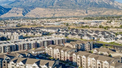 Aerial hyperlapse of apartment complexes and condo townhomes with construction Stockbeeldmateriaal 127541545