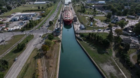 Aerial Hyperlapse of Bulk Carrier Entering Lock on Welland Canal Vídeos de archivo 346884562