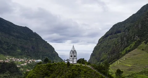 Aerial hyperlapse of Capelinha de Nossa Senhora de Fatima in Madeira Vidéo 334476185