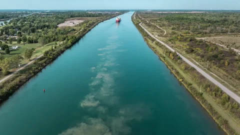 Aerial Hyperlapse of Cargo Freighter Navigating Welland Canal Vídeos de archivo 346884528