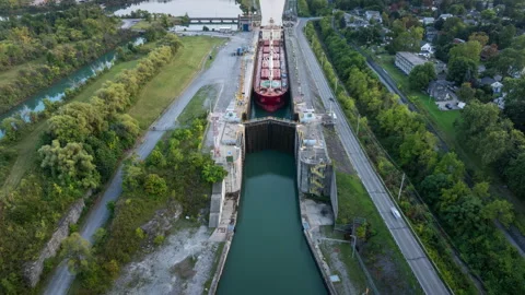 Aerial Hyperlapse of Cargo Ship Lowering in Welland Canal Lock 7 Vídeos de archivo 346884586