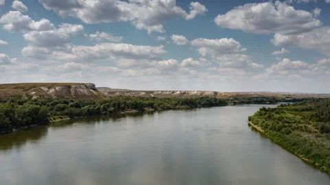 Aerial hyperlapse of chalk hills, river and beautiful fluffy clouds. Vídeo Stock 282528523