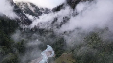 Aerial hyperlapse of clouds and mist over the Bheri River valley 库存影片 323035733