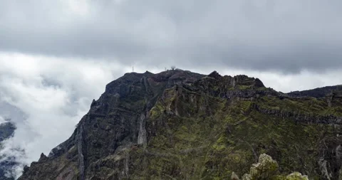 Aerial hyperlapse of clouds over Pico do Arieiro in Madeira, Portugal Stockbeeldmateriaal 334729489