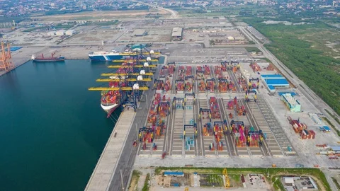 Aerial Hyperlapse Day to Night. Container ships in the harbor with bridges Crane 스톡 동영상 117289841