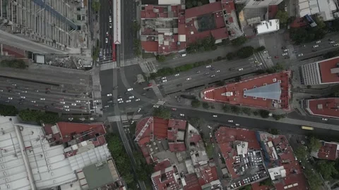 Aerial hyperlapse: Dense city traffic driving on urban street, Mexico Vidéo 248026534