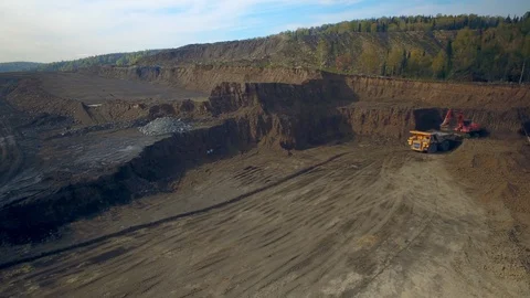 Aerial hyperlapse excavator loads dump truck with earth Stockbeeldmateriaal 122076747