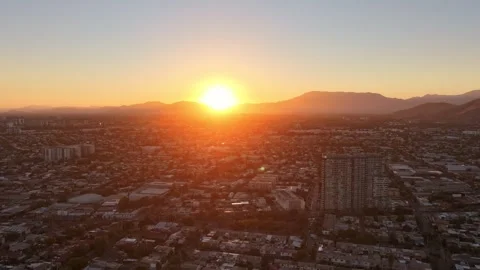 Aerial hyperlapse facing the setting sun as it hides behind the urban skyli.. Vídeos de archivo 339210358