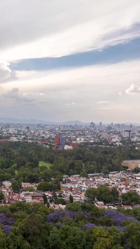 Aerial hyperlapse flying backward over Coyoacán with golf course, city skyline Vidéo 336737651