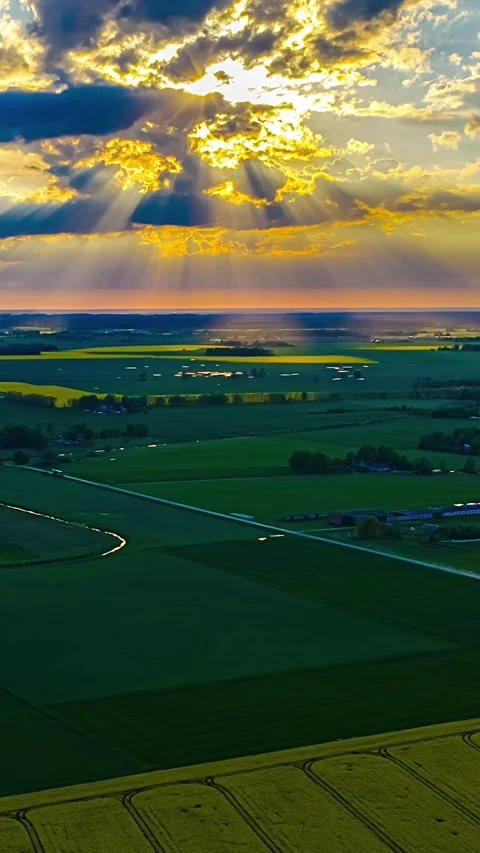 Aerial hyperlapse flying through heavenly sunbeams over a vast farm landscape Vídeos de archivo 312312442