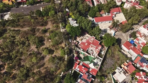 Aerial hyperlapse orbiting a house being demolished with a hydraulic hammer Vídeos de archivo 311046452